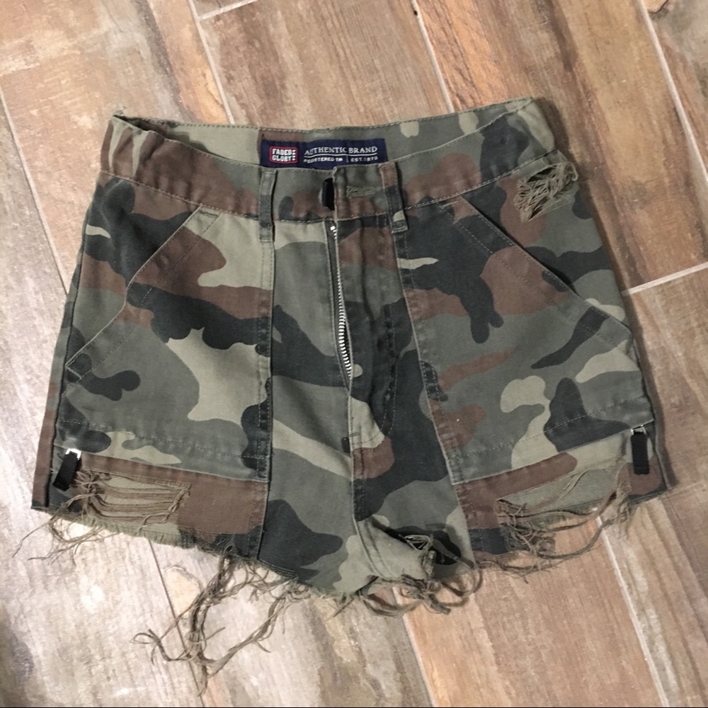 Distressed camo cutoffs XS/00